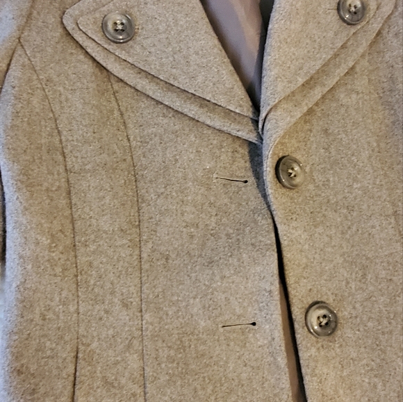 London fog taupe coat in Petite small in super great condition. Neutral coat - Picture 8 of 9